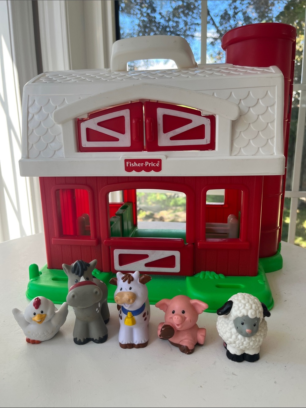 Fisher-Price vintage 1995 Red, White & Green Barn with Farm Animal Figures